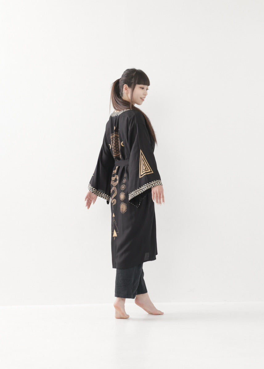 [奇なりの高次元場 × KujA コラボ限定品] スムース・ブラックローブ