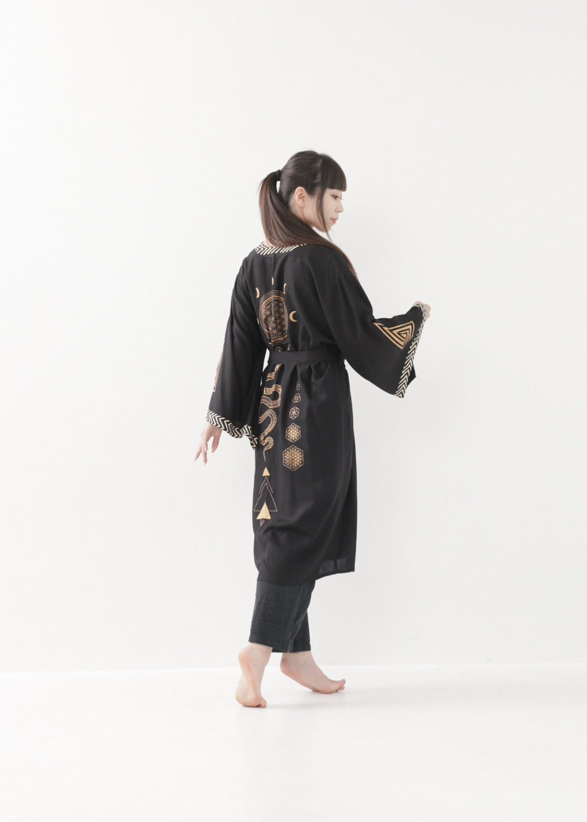 [奇なりの高次元場 × KujA コラボ限定品] スムース・ブラックローブ