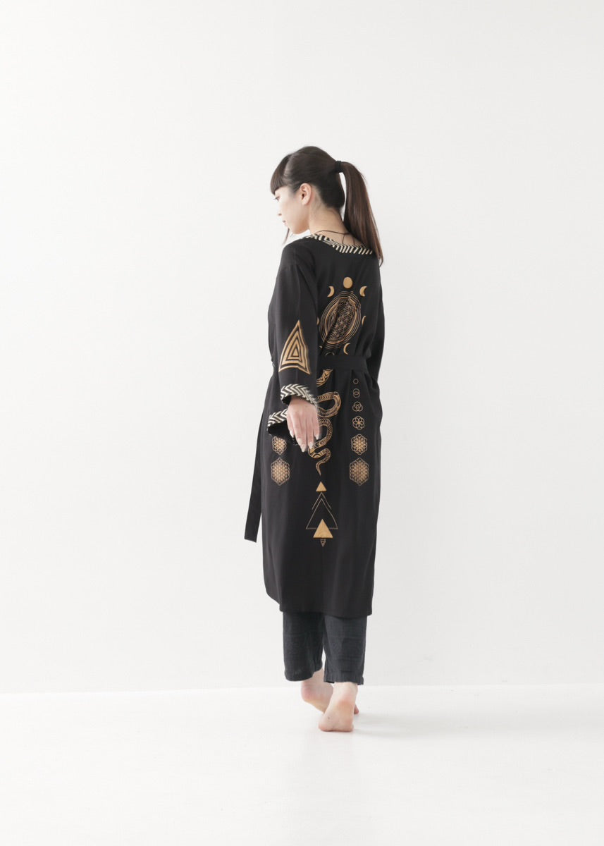 [奇なりの高次元場 × KujA コラボ限定品] スムース・ブラックローブ