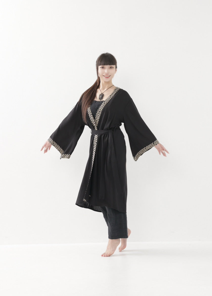[奇なりの高次元場 × KujA コラボ限定品] スムース・ブラックローブ