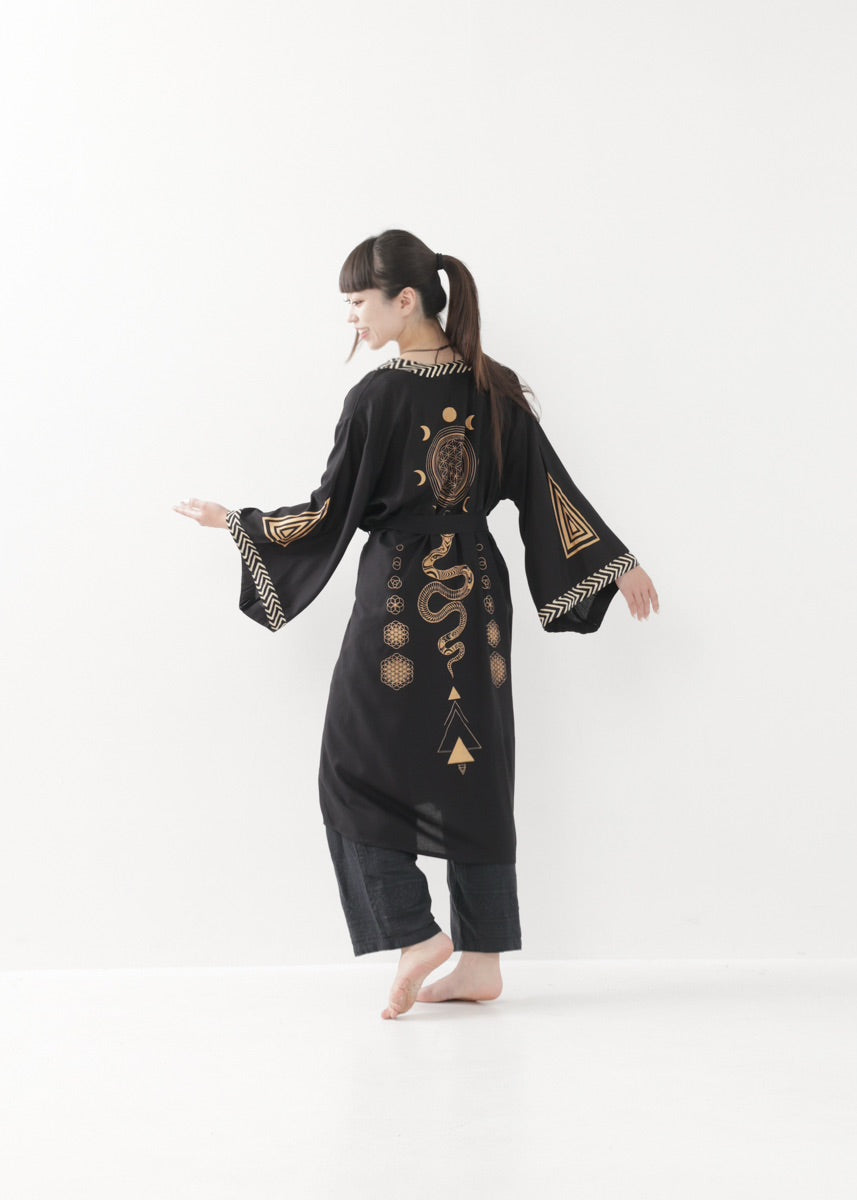 [奇なりの高次元場 × KujA コラボ限定品] スムース・ブラックローブ