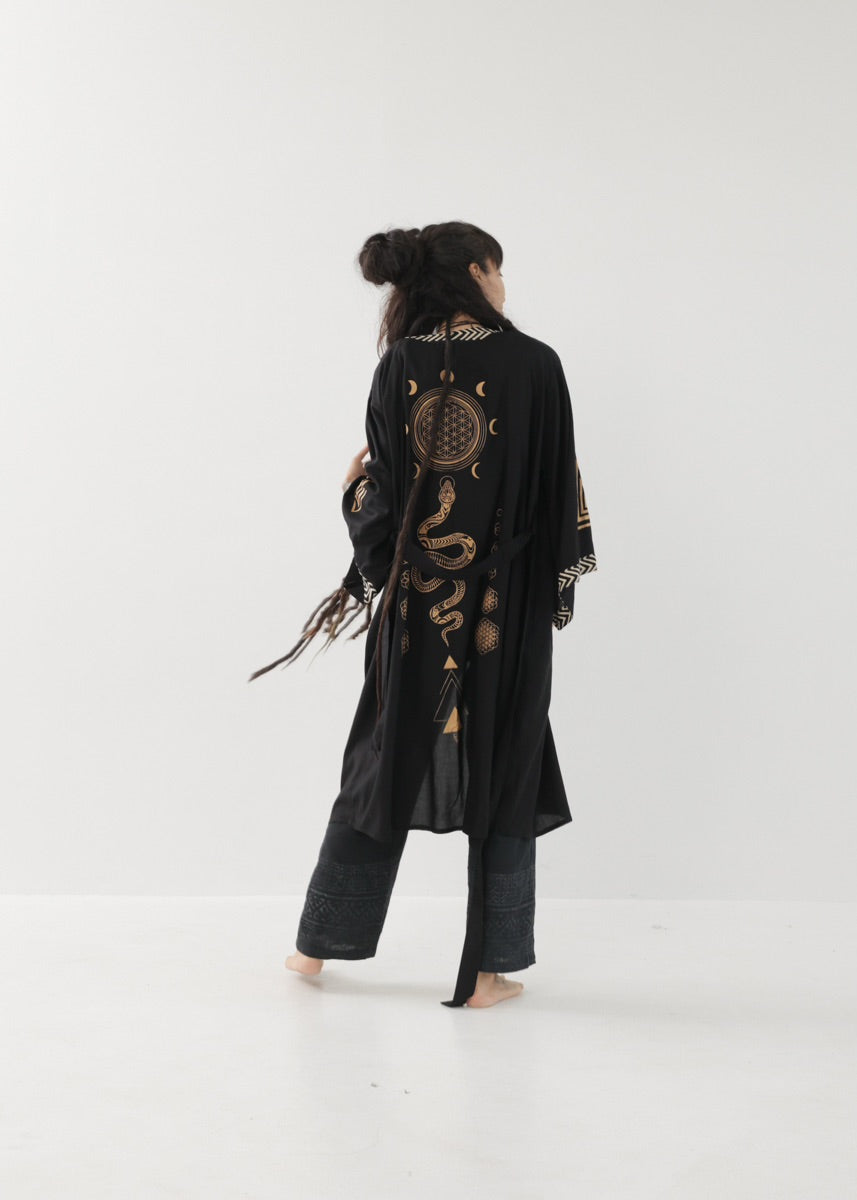 [奇なりの高次元場 × KujA コラボ限定品] スムース・ブラックローブ