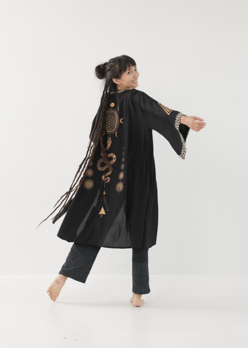 [奇なりの高次元場 × KujA コラボ限定品] スムース・ブラックローブ